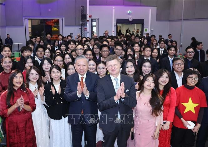 El secretario general del Partido Comunista de Vietnam, To Lam, con el presidente de la Universidad Aalto, Ilkka Niemela y estudiantes vietnamitas en Finlandia. (Foto: VNA)