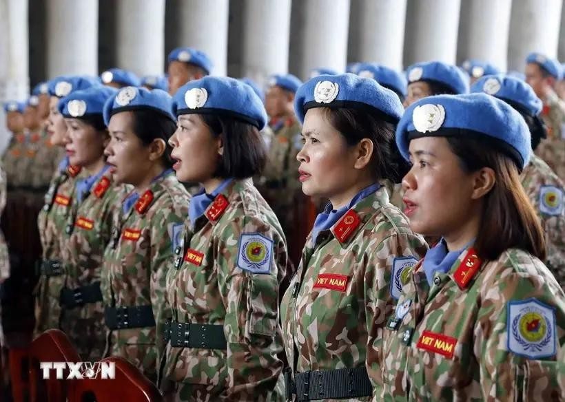 Soldados femeninos de la Unidad de Ingeniería Rotación 2 en una ceremonia antes de partir hacia la misión de mantenimiento de la paz de las Naciones Unidas en Abyei (Foto: VNA)
