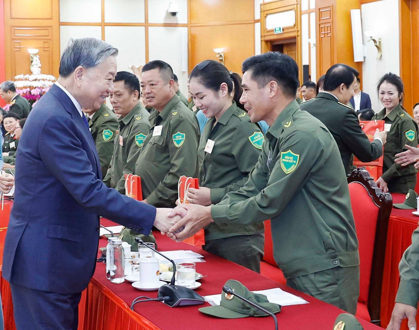 El secretario general del Partido Comunista de Vietnam, To Lam, con individuos y colectivos ejemplares de las fuerzas que participan en la protección de la seguridad y el orden a nivel de base en todo el país. (Foto: VNA)