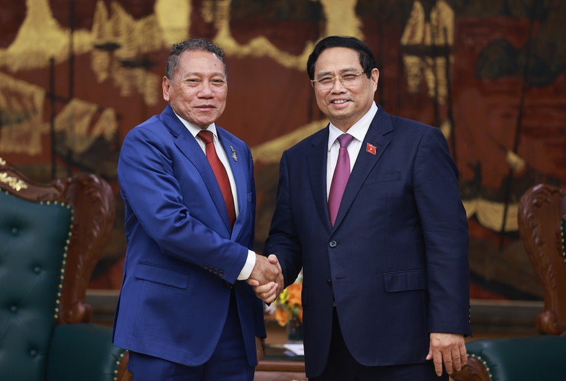 El primer ministro de Vietnam, Pham Minh Chinh, recibe al ministro de Relaciones Exteriores y Comercio Exterior de las Islas Salomón, Peter Shanel Agovaka. (Foto: VNA)