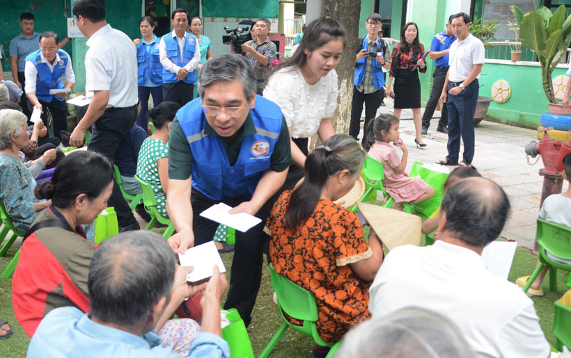 Una delegación de Ciudad Ho Chi Minh, encabezada por Nguyen Phuoc Loc, vicesecretario del Comité del Partido municipal y titular del Comité del Frente de la Patria de Vietnam en esta urbe sureña, entrega apoyos a damnificados por inundaciones en Hue. (Foto: VNA)