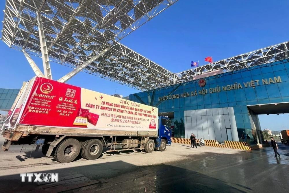 El primer envío de nidos de salanganas exportados a China a través del puente Bac Luan II - Mong Cai (Quang Ninh). (Foto: VNA) quan-he-vietnam-trung-quoc-11.jpg