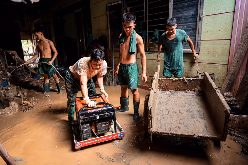 Soldados de la División 316 ayudan a la gente de la comuna de Phuc Khanh, distrito de Bao Yen, a limpiar sus casas después de las inundaciones. (Foto: VNA)