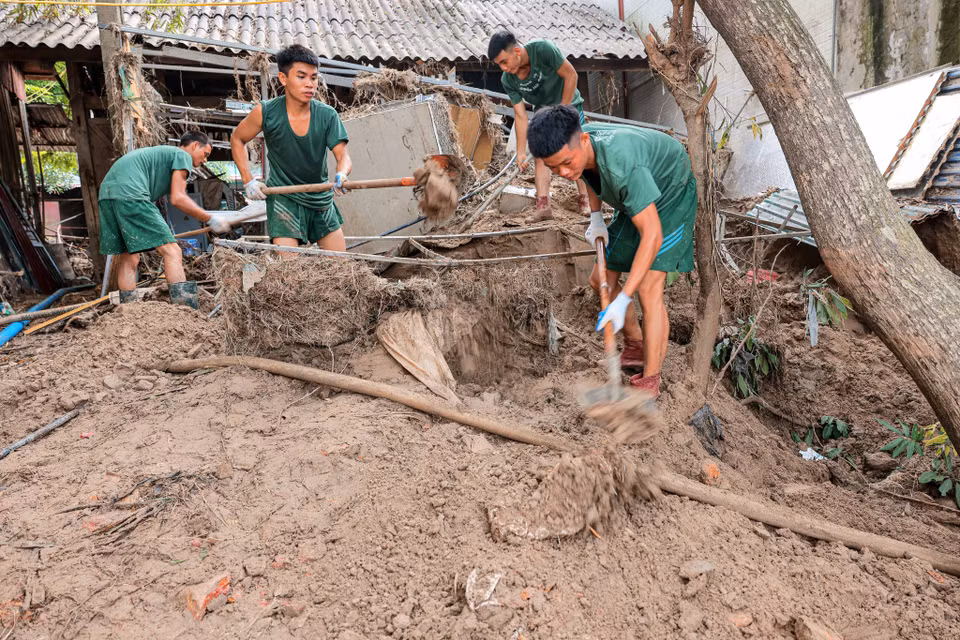 Oficiales y soldados de la División 316 apoyan a las personas de la comuna de Phuc Khanh, distrito de Bao Yen, para superar las consecuencias de las inundaciones. (Foto: VNA)