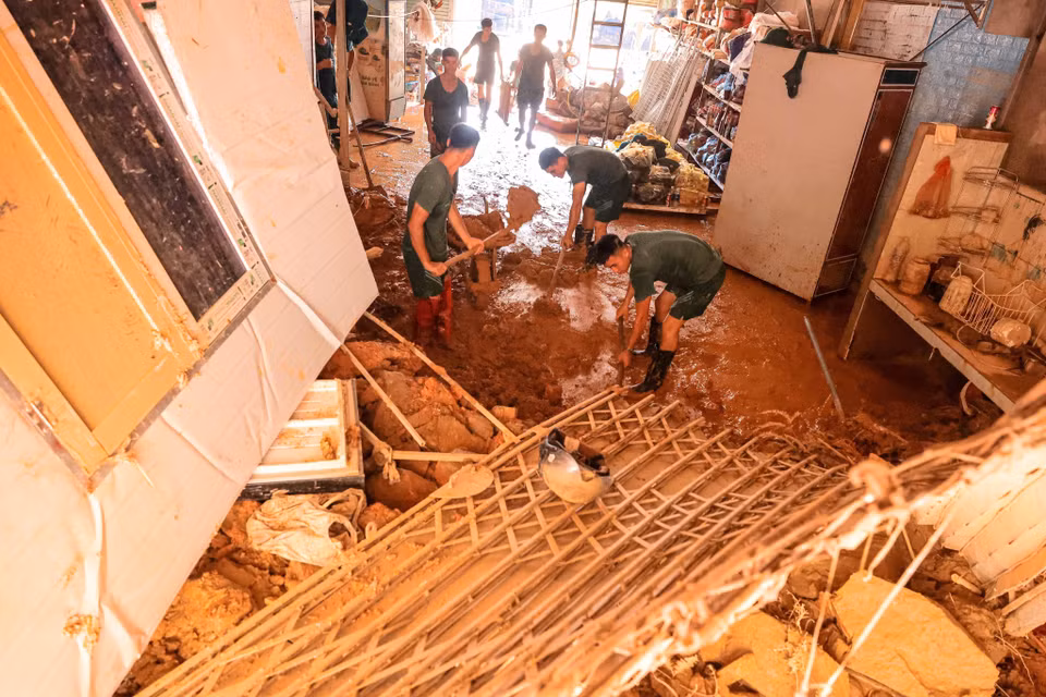 El ejército siempre acude a los lugares más difíciles y peligrosos para rescatar a las víctimas afectadas por tormentas e inundaciones. (Foto: VNA)