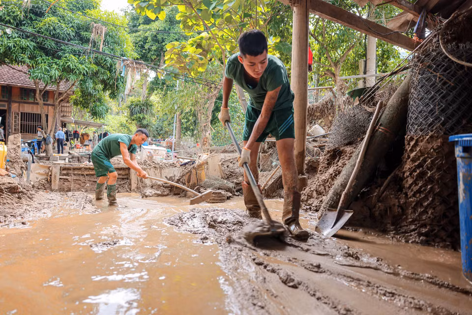 El ejército siempre está presente en primera línea en la prevención de tormentas e inundaciones, ayudando a las personas a recuperarse rápidamente y estabilizar sus vidas. (Foto: VNA)