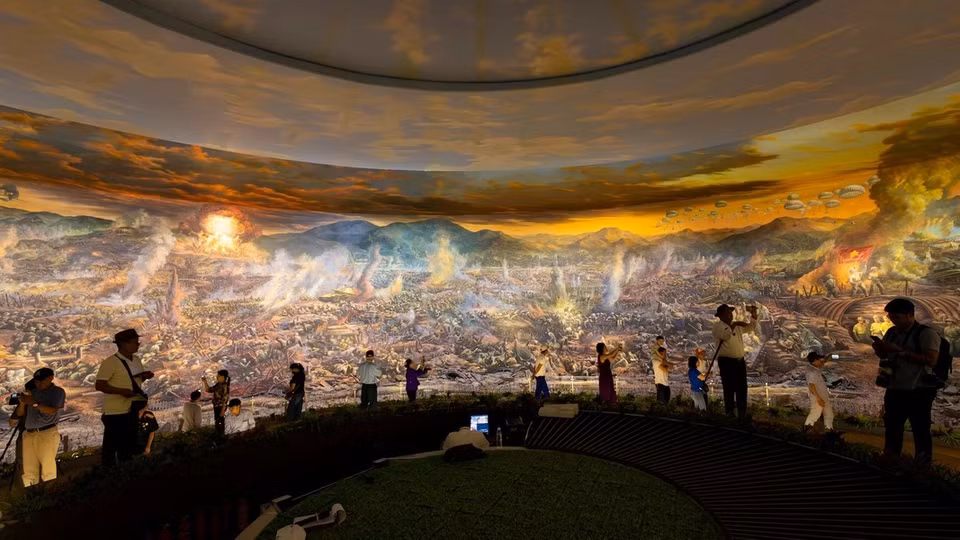 En el Museo de Victoria Histórica de Dien Bien Phu, los visitantes pueden admirar la pintura panorámica más grande del mundo “Batalla de Dien Bien Phu”, que muestra de manera vívida y atractiva todas las etapas de la campaña Dien Bien Phu. (Foto: Vietnam+)