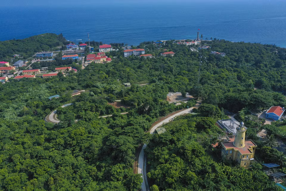 Siguiendo el sendero en medio del bosque, los visitantes llegarán al faro de Con Co, una atracción turística. (Foto: VNA)