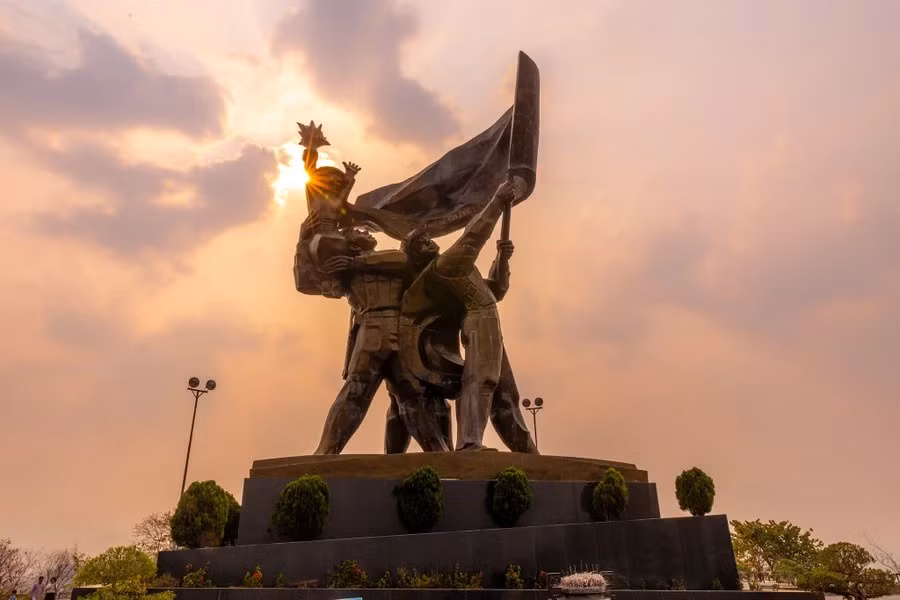 El Monumento a la Victoria de Dien Bien Phu es el grupo de estatuas de bronce más alto, grande y pesado en Vietnam. La estatua tiene 12,6 m de altura, está fundida con 217 toneladas de bronce y colocada sobre un pedestal de 3,6 m de altura. (Foto: Vietnam+)