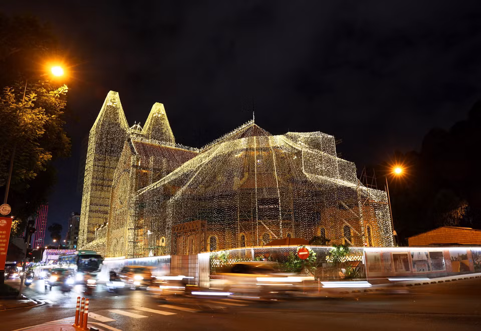 La Catedral de Notre-Dame de Saigón brilla con luces multicolores en bienvenida a la Navidad. (Foto: VNA)