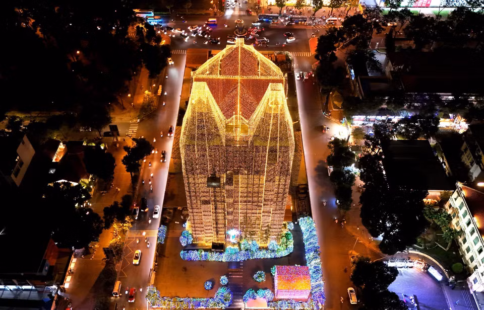 El 6 de diciembre de 2024, la catedral fue decorada con 500 mil metros de luces LED, lo que crea una atmósfera mágica para la temporada navideña. (Foto: VNA)