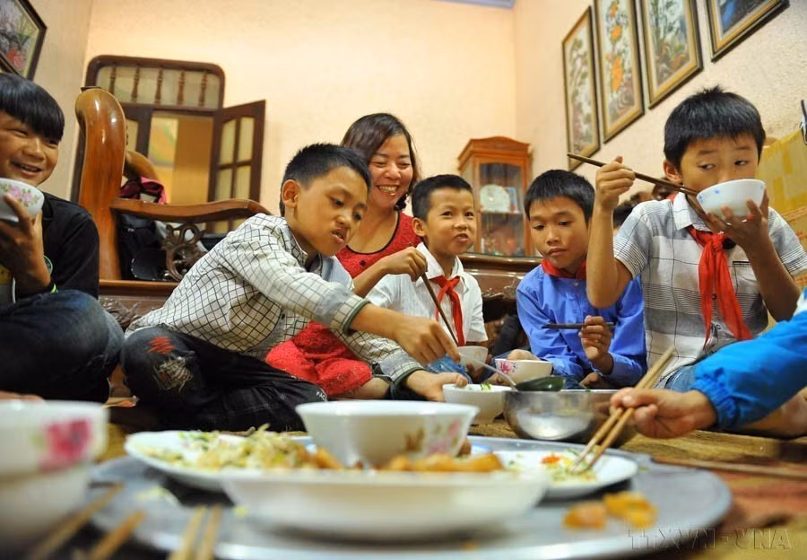La alegría de la maestra Nguyen Thi Hanh Nguyen cuando ve a sus hijos comer platos deliciosos y nutritivos todas las tardes. Con su amor por los estudiantes, ha preparado comidas gratis para más de 30 alumnos al mediodía durante seis años consecutivos. Sus alumnos la aman y la llaman cariñosamente "Madre Nguyen". (Foto: VNA)