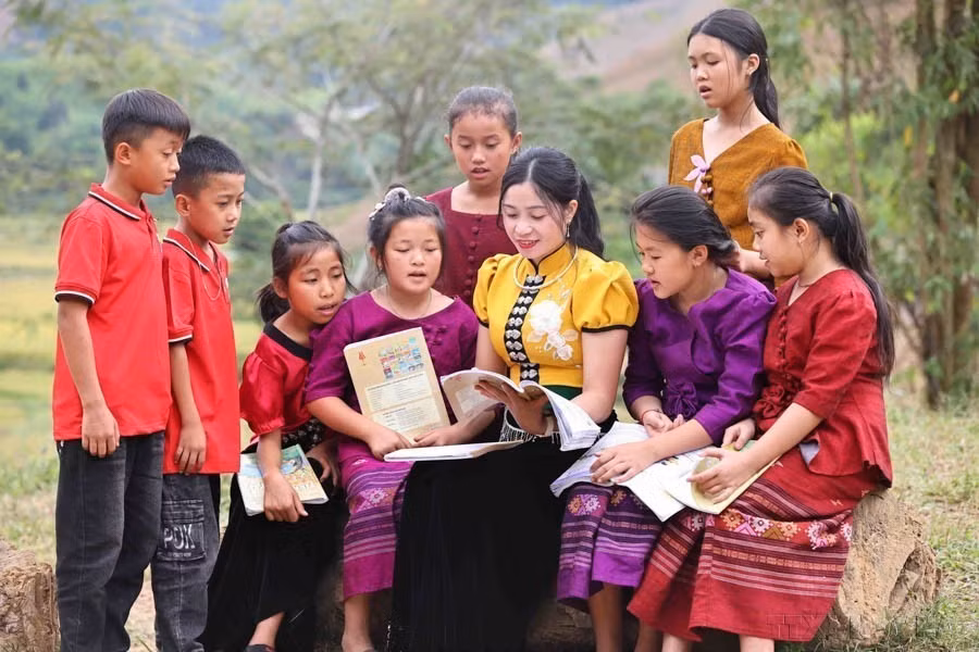 Quang Thi Xuan, subdirectora de la escuela primaria para minorías étnicas Muong Lan, y los estudiantes. La escuela se ubica en una comuna particularmente difícil del distrito fronterizo de Sop Cop, provincia de Son La. Foto: VNA