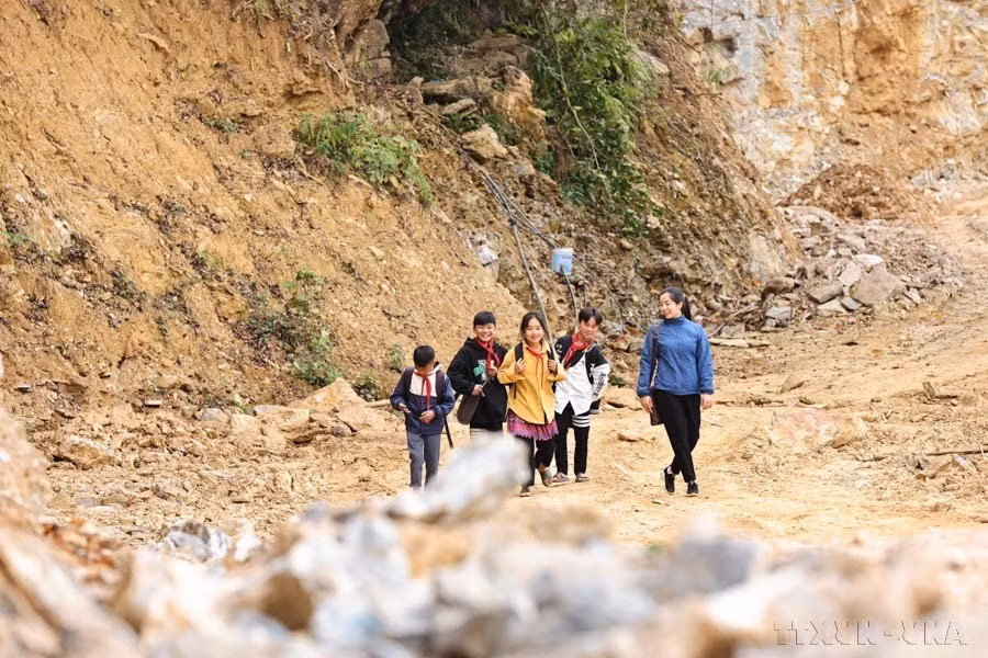 Todos los días, la maestra Vu Thi Le de la escuela secundaria para minorías étnicas Pa Vay Su, comuna de Pa Vay Su, distrito de Xin Man (Ha Giang) acompaña a los estudiantes a clase. (Foto: VNA)