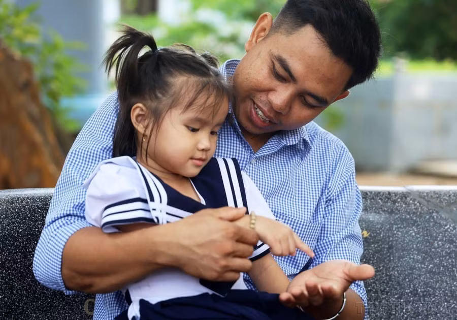 El maestro Cao Van Truyen, de la minoría étnica Raglai en el distrito montañoso de Khanh Son (Khanh Hoa), enseña en la clase del jardín de infantes de la escuela primaria Truong Sa y siempre es muy querido por los niños. (Foto: VNA)