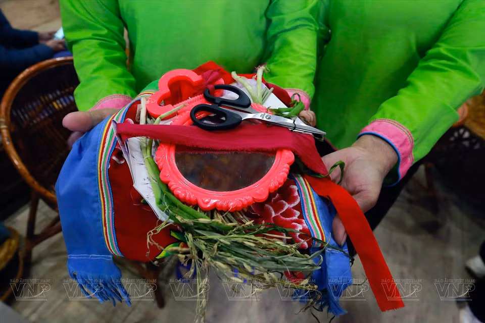 Según la costumbre, los casamenteros del novio traerán objetos que simbolizan la suerte y la prosperidad para obsequiarlos a la novia el día de la boda. (Foto: Revista Ilustrada de Vietnam)