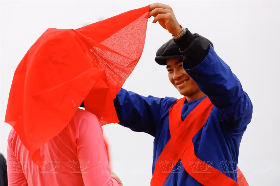 El novio abrirá el velo de la novia cuando lleguen a su casa. A partir de este momento, la joven se convertirá en un miembro oficial de la familia. (Foto: Revista Ilustrada de Vietnam)