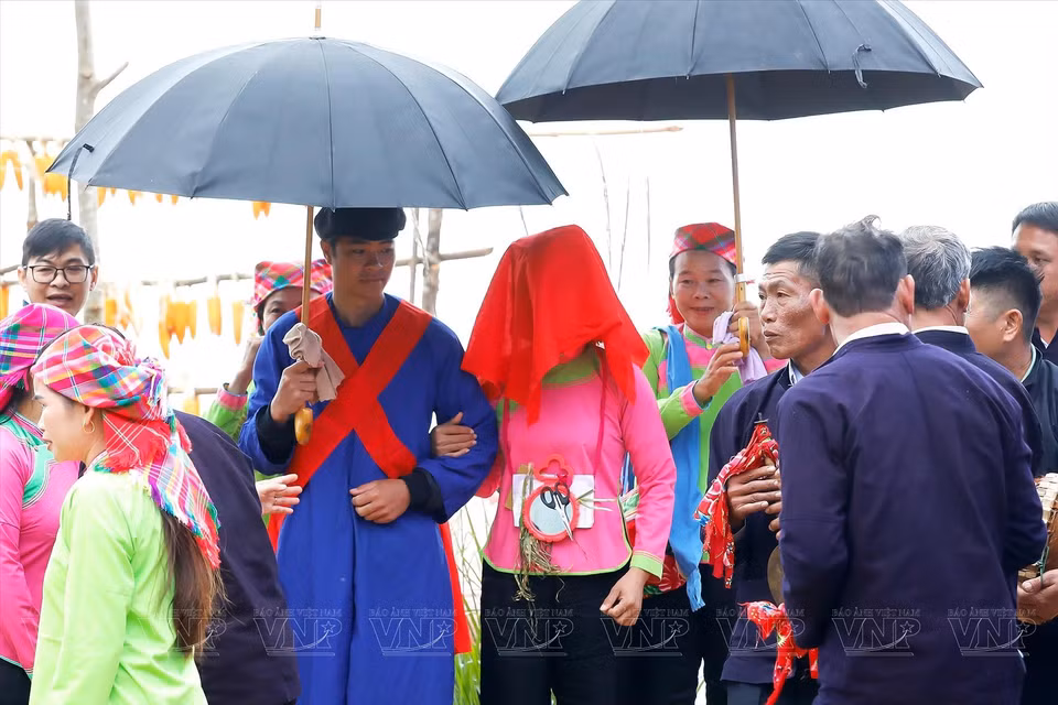 Después de realizar los ritos, la pareja regresa a la casa del novio con una alegre música. (Foto: Revista Ilustrada de Vietnam)