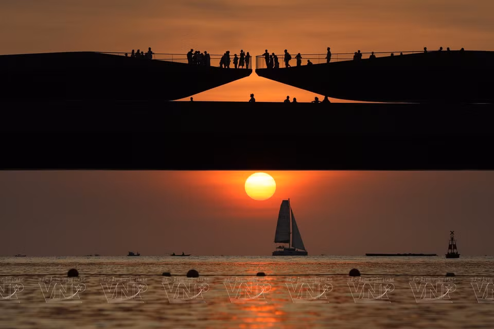 Hermosa escena del atardecer en el Puente del Beso. (Foto: Archivo de Sun Group)