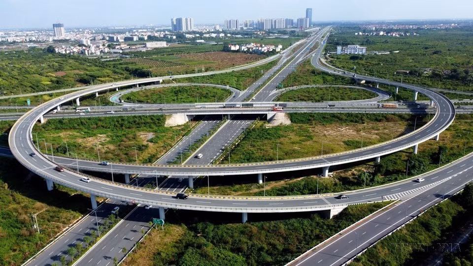 En los últimos años, el tráfico de Hanoi ha experimentado cambios positivos, con carreteras e intersecciones cada vez más modernas y polivalentes. El transporte ha promovido el desarrollo socioeconómico, ayudando a que la capital crezca y se vuelva más hermosa. (Foto: VNA)