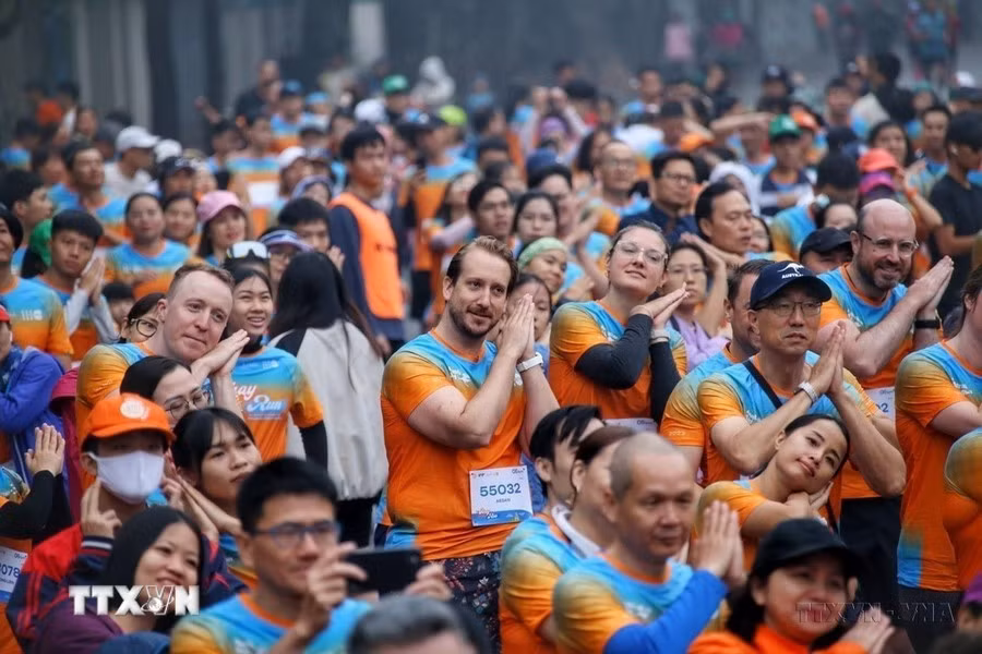 Carrera “Por un Vietnam sin violencia contra las mujeres y las niñas” 2023, organizada por el Centro de Investigación y Aplicación Científica de Género - Familia - Mujeres y Adolescentes (CSAGA) y el Fondo de Población Organizado por las Naciones Unidas (UNFPA) en Vietnam, tuvo lugar el 3 de diciembre de 2023. (Foto: VNA)