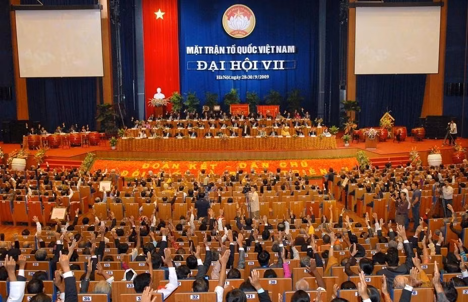 Los delegados votaron para aprobar la Resolución del 7º Congreso Nacional del Frente de la Patria de Vietnam (2009). (Foto: VNA)