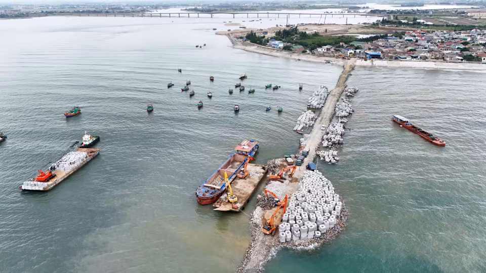 El terraplén de arena en el proyecto del puerto pesquero de Cua Nhuong ha completado una parte.