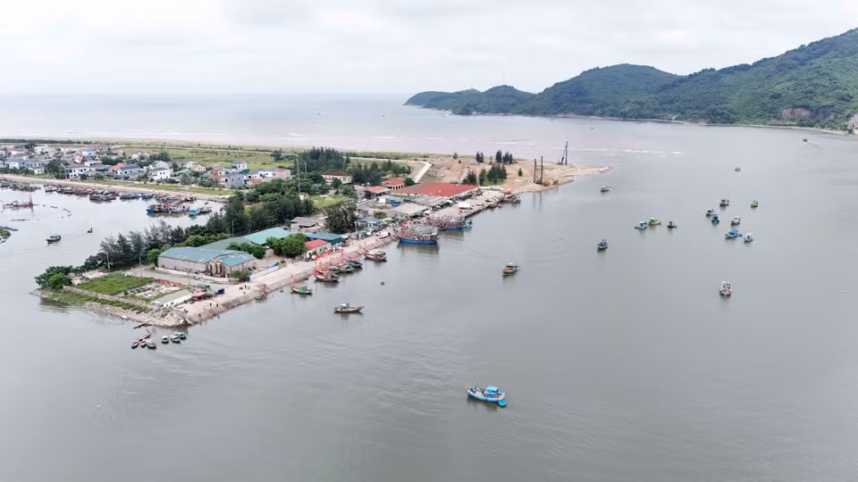 El puerto pesquero de Thach Kim (distrito de Loc Ha), tras muchos años de explotación, se ha degradado y el canal se ha sedimentado. (Fuente: VNA)