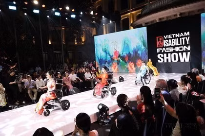 El 4 de agosto de 2025, el Desfile de Moda para Personas con Discapacidad de Vietnam 2025 (VDFS), con el lema "La forma de la voluntad", se inauguró oficialmente en el Museo de Bellas Artes. Foto: VNA.
