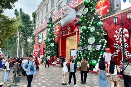 Las calles que conducen al corazón de Ciudad Ho Chi Minh rebosaban de multitudes festivas (Foto: chinphu.vn)