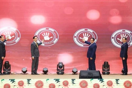 El primer ministro Pham Minh Chinh y líderes del Ministerio de Asuntos Exteriores inauguran la Base de Datos de Tratados Internacionales. Foto: VNA