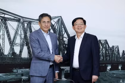 El viceprimer ministro de Vietnam, Ho Quoc Dung, y Roland Staub, presidente de la empresa FS Finance Suisse AG de Suiza (Fuente: VGP)