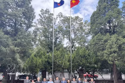 Los embajadores de los países de la ASEAN en Pekín y el secretario general del Centro China-ASEAN posan para una foto de grupo. Foto: VNA