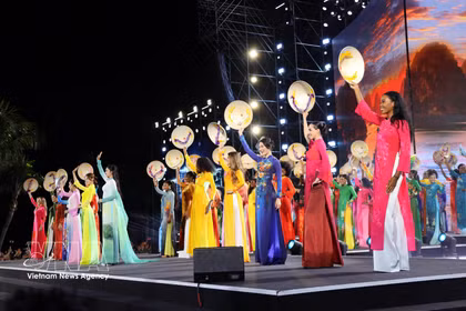 Las concursantes de Miss Mundo exhiben su belleza luciendo el ao dai (traje tradicional) vietnamita y sombreros cónicos. Foto: VNA