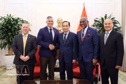El ministro de Relaciones Exteriores de Vietnam, Le Hoai Trung, y los congresistas estadounidenses (Fuente: VNA)
