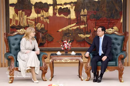El viceprimer ministro vietnamita Ho Quoc Dung recibe a la comisaria europea de Empresas Emergentes, Investigación e Innovación, Ekaterina Zaharieva. (Fuente: VNA)