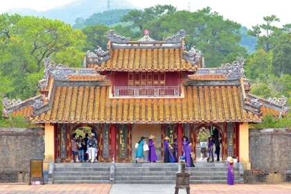 Turistas visitan atracciones turísticas en la ciudad de Hue. (Foto: VNA)
