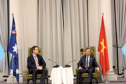El ministro de Finanzas, Ngo Van Tuan, sostiene una reunión de trabajo con el profesor Alec Cameron, vicepresidente y rector de la universidad RMIT. Foto: tapchikinhtetaichinh.vn