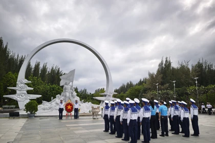 La delegación de trabajo del Comité Estatal sobre Vietnamitas en el Extranjero, el Ministerio de Asuntos Exteriores y el Club Hoang Sa - Truong Sa de Polonia ofreció incienso en el monumento conmemorativo de Gac Ma. Foto: VNA