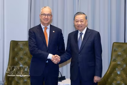 el secretario general del Partido Comunista de Vietnam y presidente de la República, To Lam, recibe a Nicholas Moore, enviado especial del Gobierno australiano para el Sudeste Asiático (Fuente: VNA)