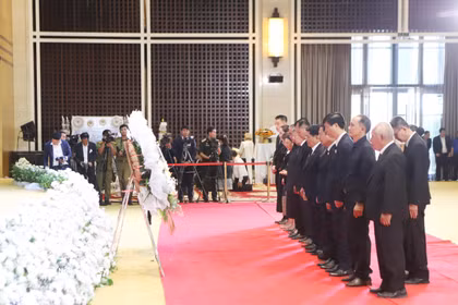La Asociación General del Pueblo Vietnamita en Laos y la Asociación del Pueblo Vietnamita en Vientiane depositan ofrendas florales y guardaron un minuto de silencio en memoria del difunto Presidente de la Asamblea Nacional de Laos, Saysomphone Phomvihane. Foto: VNA