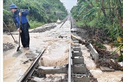 Debido a las fuertes lluvias en la región del Centro-Sur, la Corporación de Ferrocarriles de Vietnam anunció la suspensión de varios trenes de pasajeros y de carga (Fuente: VNA)