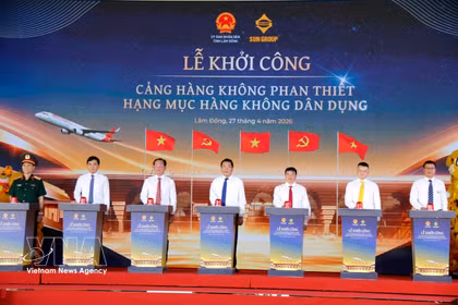 Ceremonia de colocación de la primera piedra para la construcción del aeropuerto de Phan Thiet - Componente de Aviación Civil. Foto: VNA.