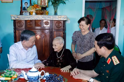 El secretario general del Partido Comunista y presidente de Vietnam, To Lam, visita a la Madre Heroína Huynh Thi Lo (Fuente: VNA)