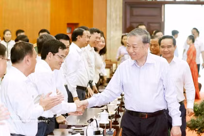 El secretario general del Partido Comunista y presidente de Vietnam, To Lam, sostiene una sesión de trabajo con el Buró Ejecutivo del Comité del Partido de Ciudad Ho Chi Minh (Fuente: VNA)
