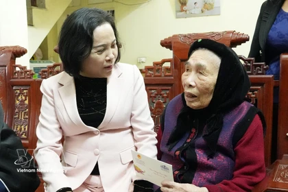 La vicepresidenta del Parlamento, Nguyen Thi Thanh, entrega regalos a una anciana en situación desfavorecida en la provincia norteña de Ninh Binh 9Fuente: VNA)