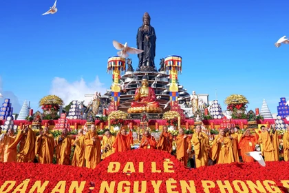 Gran ceremonia de oración por la paz nacional en Monte Ba Den