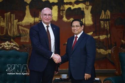 El primer ministro de Vietnam, Pham Minh Chinh, recibe al director general de la agencia rusa TASS, Andrey Kondrashov (Fuente: VNA)