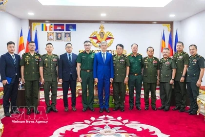 El embajador Nguyen Minh Vu encabeza una delegación de la Embajada de Vietnam para felicitar al Estado Mayor del Ejército Real Camboyano con motivo del tradicional Año Nuevo Choul Chnam Thmey 2026. (Foto: VNA)