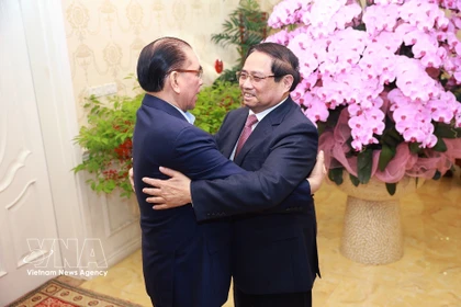 El primer ministro Pham Minh Chinh felicita al ex secretario general del Partido Comunista de Vietnam Nong Duc Manh (Fuente: VNA)